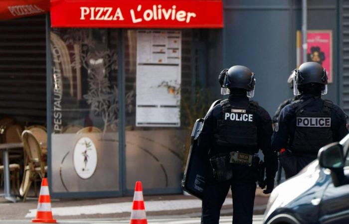 Geiselnahme in Issy-les-Moulineaux, ein Mann, der sich im Restaurant seiner Eltern verschanzt hat