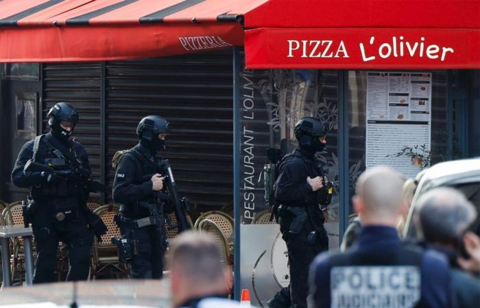 ein bewaffneter und selbstmörderischer Mann, der sich im Restaurant seiner Eltern verschanzt hat