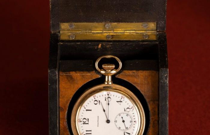 Goldene Uhr des Kapitäns, der 700 Überlebende der Titanic rettete, wird für 1,56 MILLIONEN £ verkauft – eine rekordverdächtige Summe