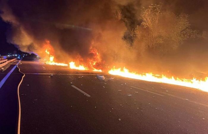 Auf der Autobahn A1 rammt ein Lkw ein Auto auf dem Standstreifen und geht in Flammen auf