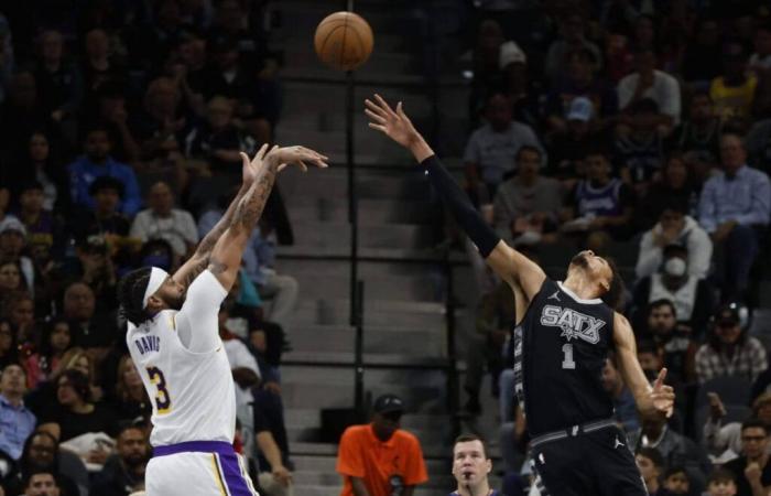 Anthony Davis ist zuversichtlich, dass er es einfach fliegen lässt und dabei hilft, die Lakers im Eröffnungsspiel des NBA-Cups an den Spurs vorbeizuführen