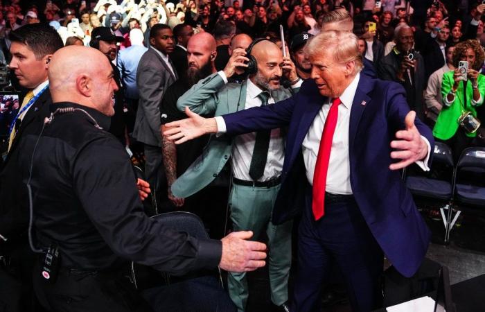 Trump und Joe Rogan umarmen sich siegesreich bei UFC 309 im Madison Square Garden