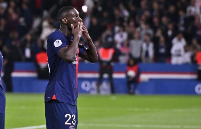 Ein Überraschungsgast für Kolo Muani, PSG jubelt