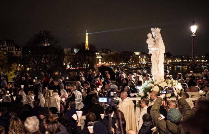 Die Jungfrau von Notre-Dame, Überlebende des Brandes, kehrte in die Kathedrale zurück (Videos)