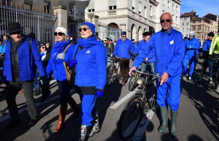 Ein „blauer Marsch“ bringt fast 300 Menschen zu Ehren eines 74-jährigen Radfahrers zusammen, der von einem Autofahrer getötet wurde