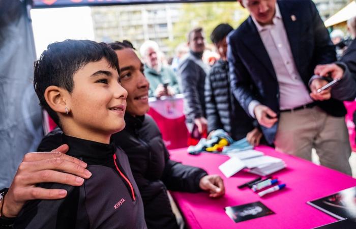 Axel Witsel anlässlich der Einweihung des belgischen Roten Hofes in Lüttich: „Ja, ich stehe den Red Devils weiterhin zur Verfügung“