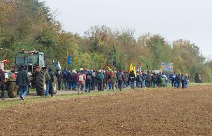 Mindestens 700 Anti-Becken-Demonstranten versammelten sich in Saint-Sauvant in Vienne