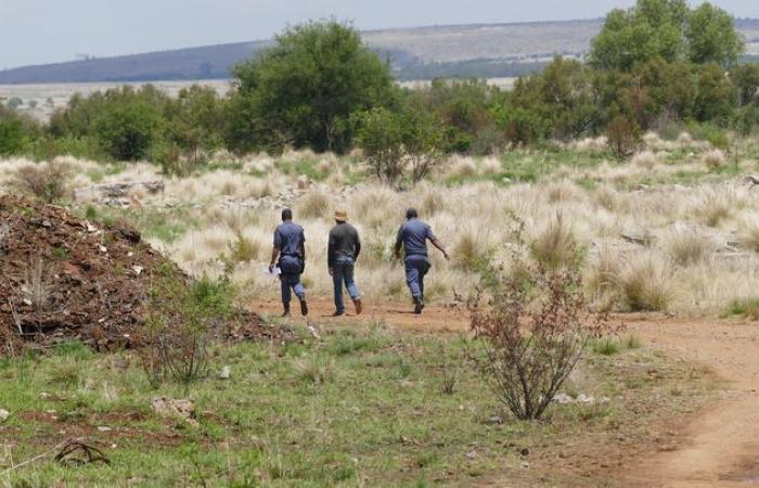 In Südafrika blockiert die Polizei Hunderte illegale Bergleute in einer verlassenen Mine, in der vermutlich Gold lagert