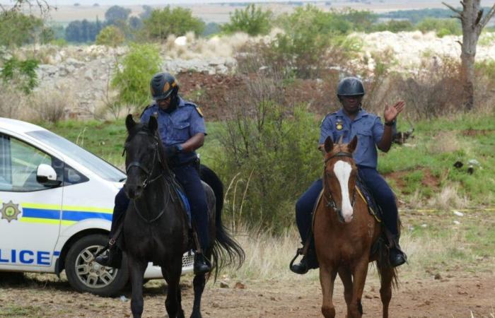 In Südafrika blockiert die Polizei Hunderte illegale Bergleute in einer verlassenen Mine, in der vermutlich Gold lagert