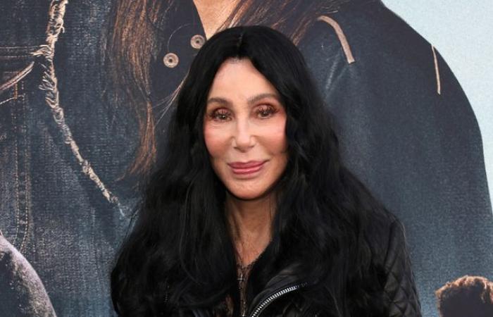 Cher erinnert sich an den Tag, als John Lennon nackt im Pool der Playboy Mansion landete