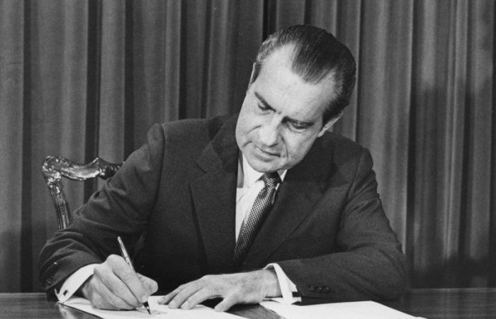 Nixon stimmt dem Bau der Alaska-Pipeline zu