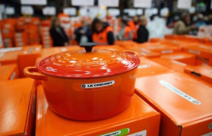 Menschenmenge während eines Verkaufs von Le Creuset-Produkten, die Polizei musste eingreifen