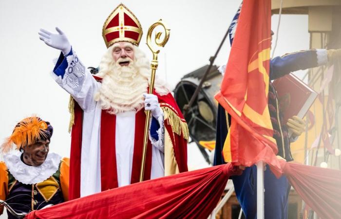 Sinterklaas kommt in Vianen an, das Paketschiff ist an Land