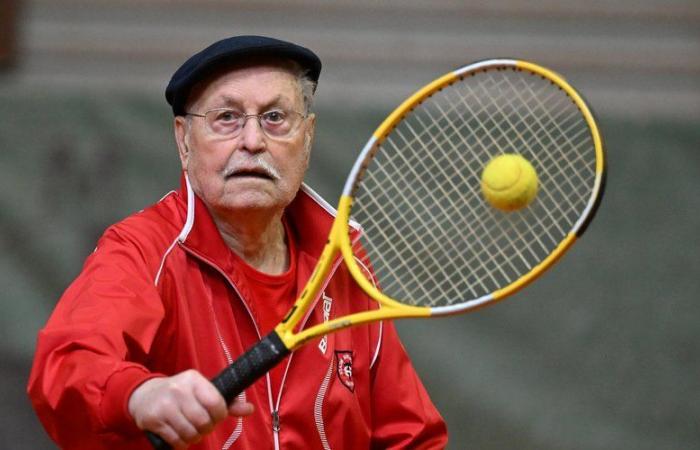 „Wenn ich spiele, bin ich im Kopf 20 Jahre alt“… Mit 100 Jahren schlägt Armand zweimal pro Woche im Tennisstadion Stade Toulousain den Ball