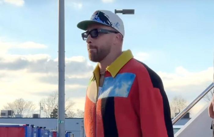 Travis Kelce landet in Buffalo in auffälliger Jacke vor dem Spiel der Chiefs gegen Bills