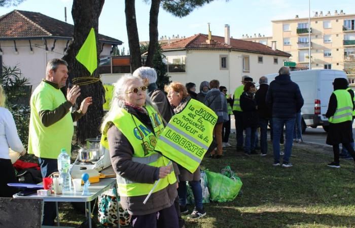 „Wir bitten die Regierung, auf das Volk zu hören“: Die „Gelbwesten“ kehren zum Kreisverkehr von Bagnols-sur-Cèze zurück