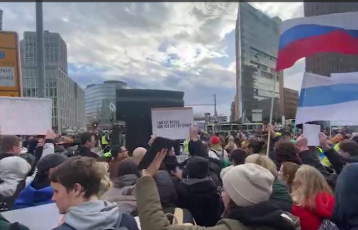 Der Marsch der russischen Opposition in Berlin löst Spannungen wegen der russischen Trikolore aus