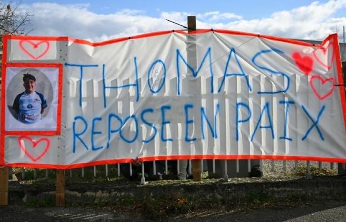 ein Jahr später die bewegende Hommage der Rugbymannschaft Romans-sur-Isère