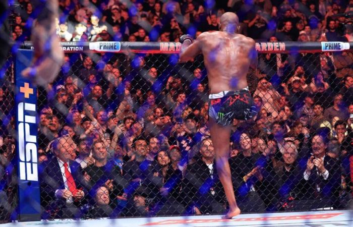 „Ich bin stolz darauf, ein amerikanischer und christlicher Champion zu sein“, behauptet Jon Jones unter den Augen von Donald Trump und Elon Musk