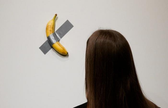 Bei einer Auktion konnte eine an eine Wand geklebte Banane für mehr als eine Million Dollar verkauft werden