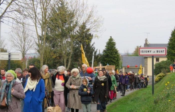 500 Demonstranten gegen eine Erweiterung der Tomatengewächshäuser im Südkanal