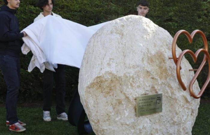 Drama von Crépol. Eine Stele, die ein Jahr nach seinem Tod zu Ehren von Thomas Perotto errichtet wurde