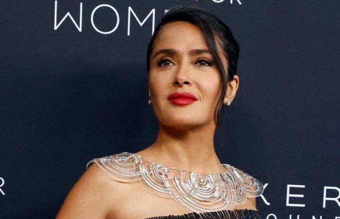 Fans von Salma Hayek denken, sie müsse „unsterblich“ sein, da sie in neuem Video ihre Figur zur Schau stellt