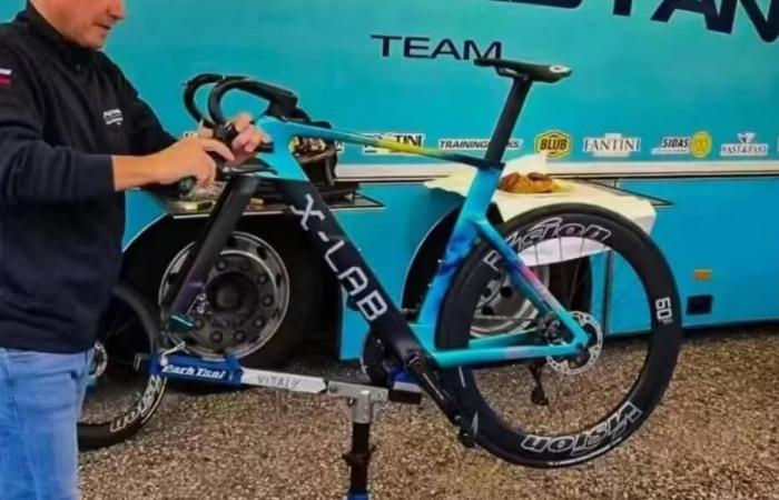 Ausrüstung – Das neue Fahrrad vom Team XdS (Carbon-Tech)-Astana Qazaqstan enthüllt?