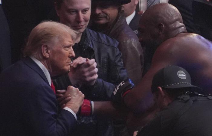 Donald Trump wird im Kampf gegen Jon Jones gefeiert