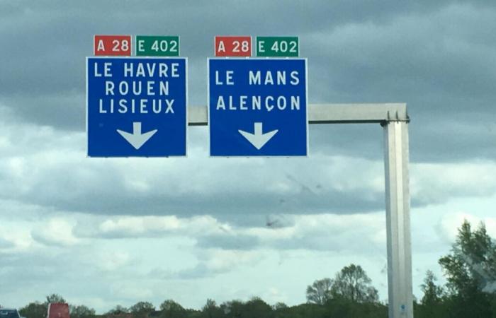 Auf der Autobahn A28 in Orne brennt ein Lieferwagen mit Pferd, der Verkehr ist unterbrochen.