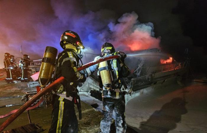 Ein von Flammen verwüstetes Boot in Aigues-Mortes