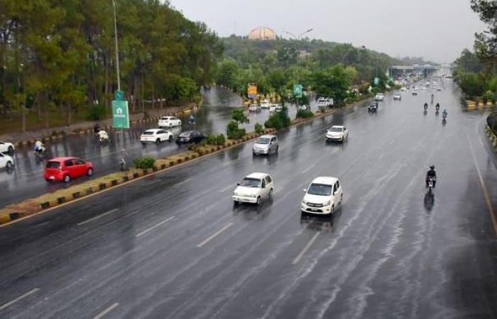 Regen klärt den dunstigen Himmel über Islamabad