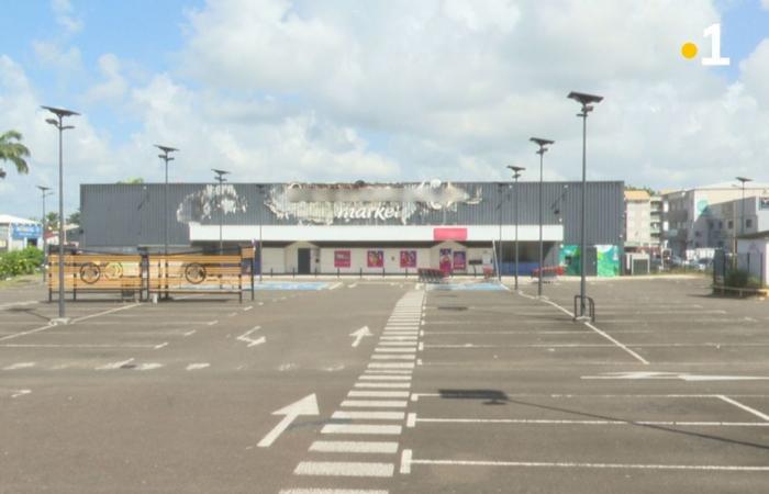 Nach dem Brand in einem Supermarkt in Rivière-Salée warnen Anwohner vor einer Gesundheitskatastrophe