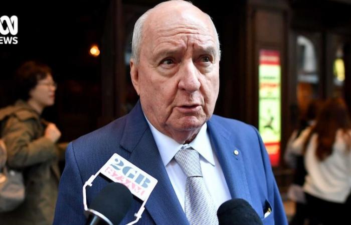 Der erfahrene Rundfunksprecher Alan Jones wurde in Sydney im Zuge einer Untersuchung wegen mutmaßlicher Körperverletzung und sexueller Berührungsdelikte festgenommen