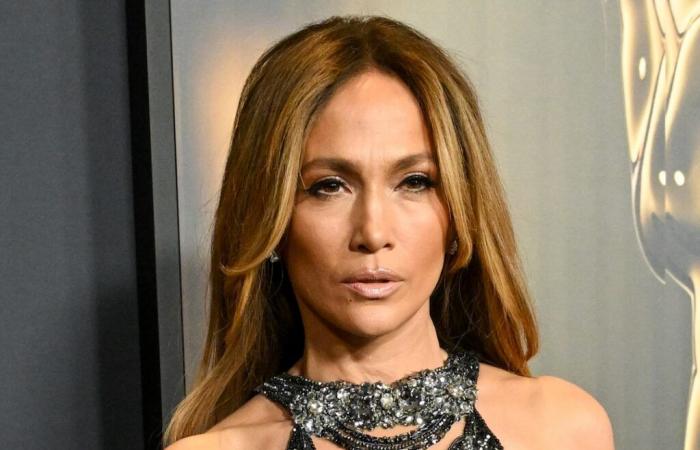 Jennifer Lopez präsentiert auf dem roten Teppich einen gewagten, halbtransparenten Look