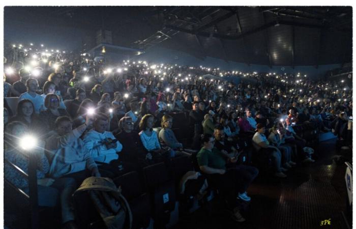 Auf Fotos. Hoshi, ein Regen der Liebe mit einem schmelzenden Publikum im Zénith de Caen