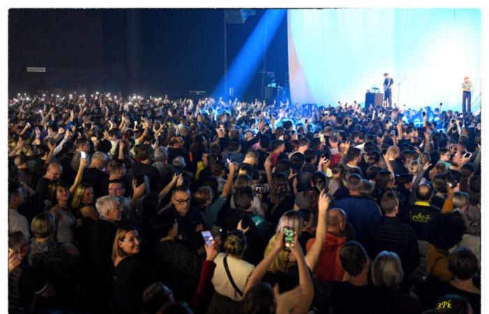 Auf Fotos. Hoshi, ein Regen der Liebe mit einem schmelzenden Publikum im Zénith de Caen