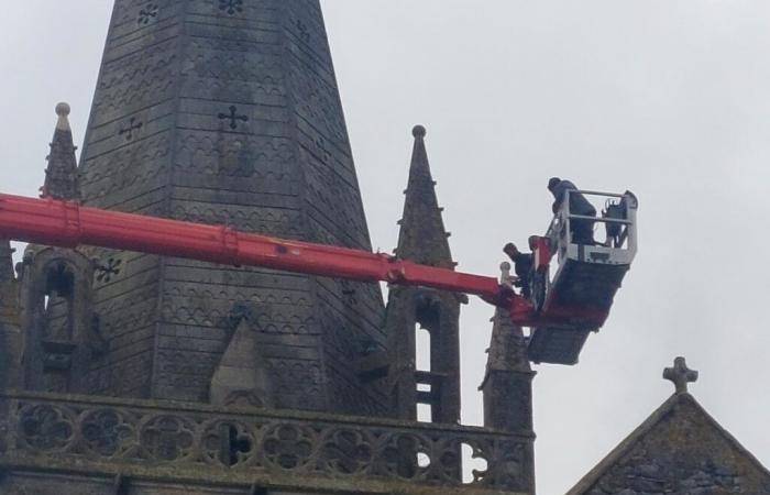 Restaurierungsarbeiten an dieser Kirche im Cotentin, die durch den Sturm Ciaran beschädigt wurde