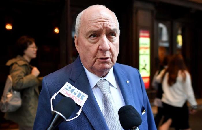 Der erfahrene Rundfunksprecher Alan Jones wird wegen unsittlicher Körperverletzung und sexueller Berührungsdelikte über zwei Jahrzehnte angeklagt