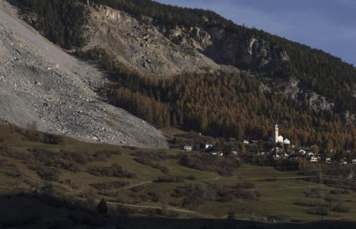 Schweiz: Massiver Erdrutsch droht das ganze Dorf zu verschlingen