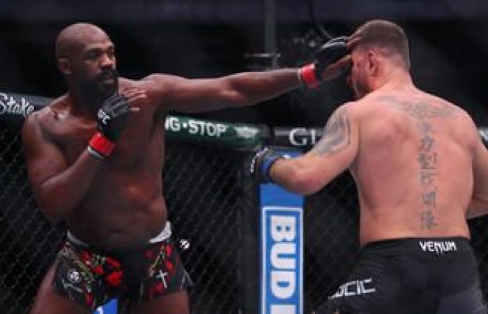 Jon Jones teilt seinen Gürtel mit Donald Trump nach dem Knockout von Stipe Miocic (Video)