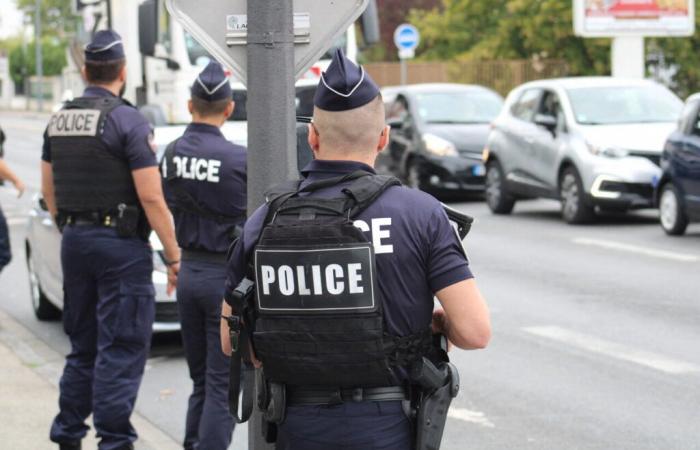 Da ein Mann auf der Straße getötet wurde, sucht die Polizei aktiv nach dem Verdächtigen