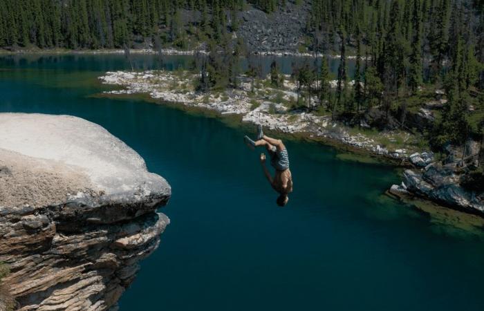 IN BILDERN. „In der Luft gibt es einen Moment voller Spaß!“, ein Fan des Klippenspringens, er springt von den schönsten Wasserfällen der Welt