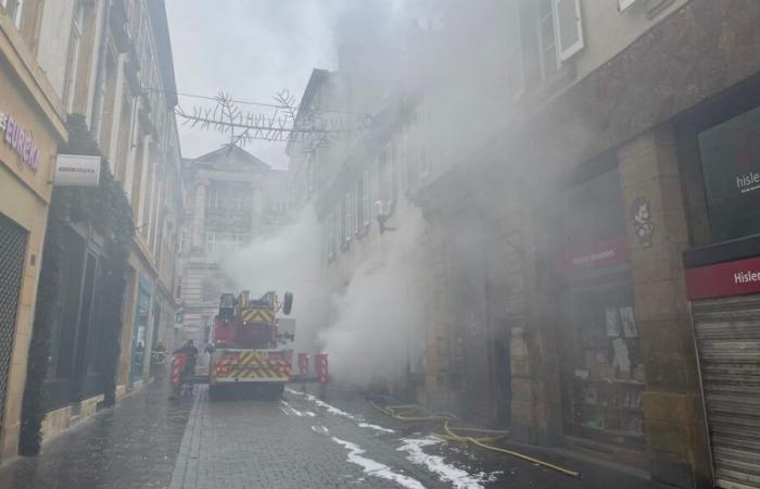 Brand in der Innenstadt von Metz: Das Dach des Gebäudes fängt Feuer, rund hundert Feuerwehrleute sind noch vor Ort