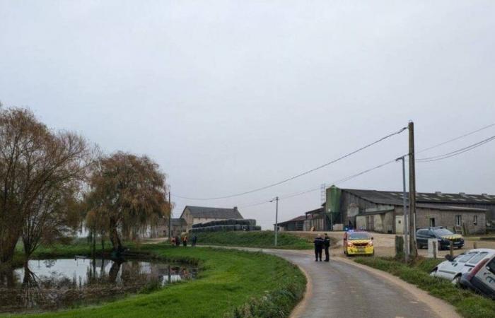 Ein Auto beendet sein Rennen in einem Teich in Mayenne