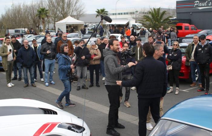 Außergewöhnlicher Besuch der Show „Turbo“ in dieser Garage in La Manche voller Oldtimer