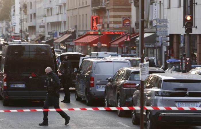 Der Polizeigewahrsam des Verdächtigen wird aufgehoben und er wird unter Zwang ins Krankenhaus eingeliefert