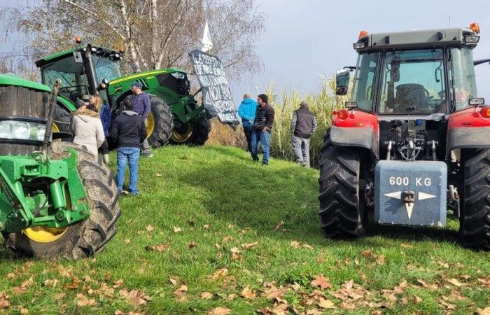 Bauern demonstrieren und blockieren den Eingang zur Präfektur