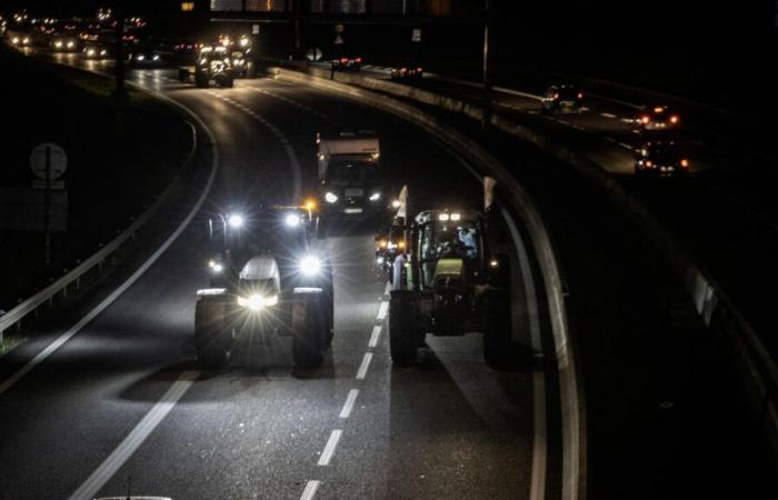 Rund fünfzehn Traktoren blockieren die N118 in Ile-de-France