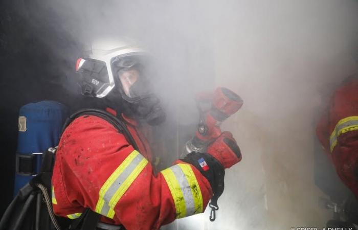 Noyon. Eine Person wurde nach einem Wohnungsbrand von Feuerwehrleuten aus den Flammen gerettet